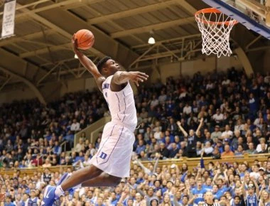 Αδιανόητο κάρφωμα από το παιδί – θαύμα των ΗΠΑ! (βίντεο)